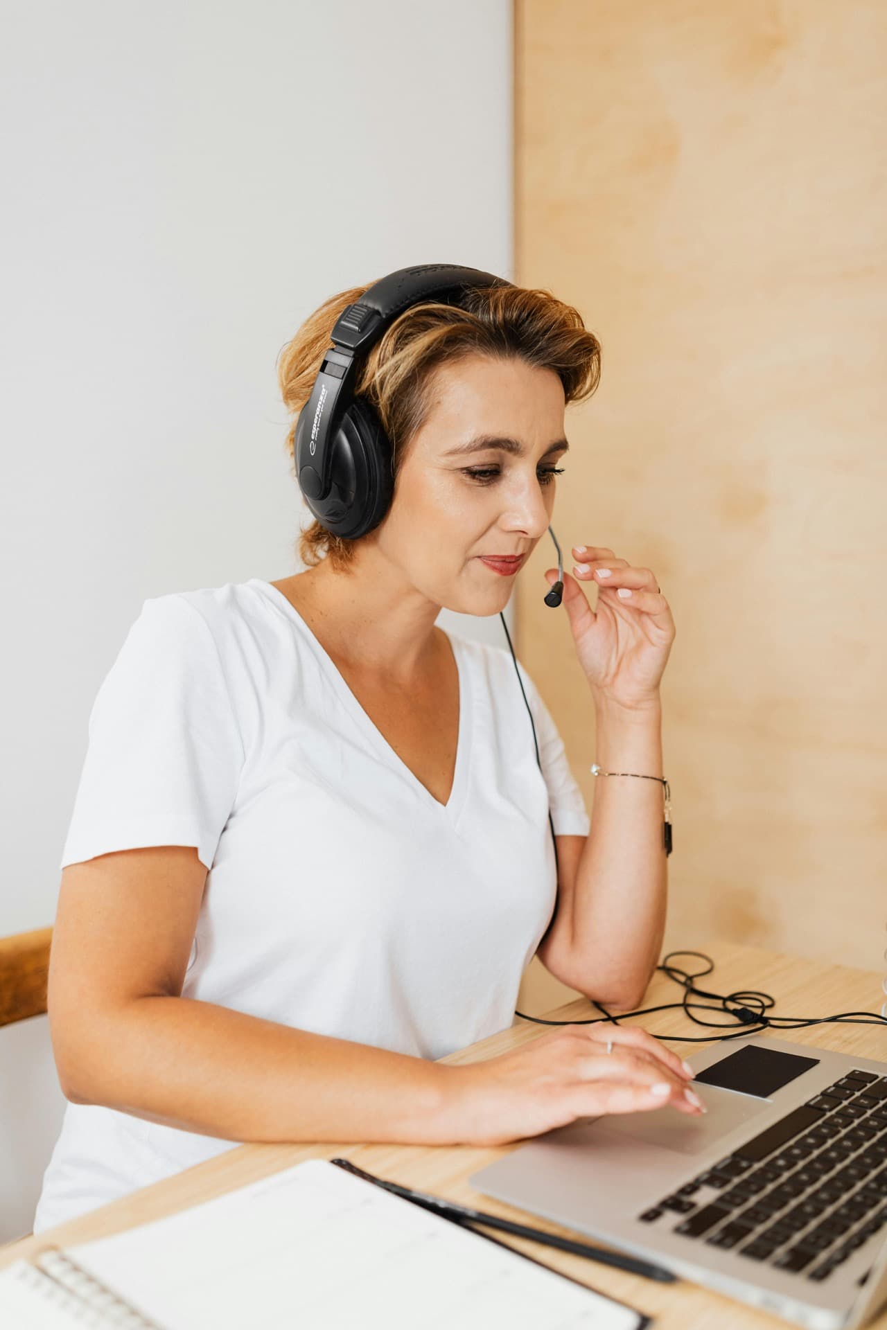 Conseillère Livia disponible pour répondre à votre demande